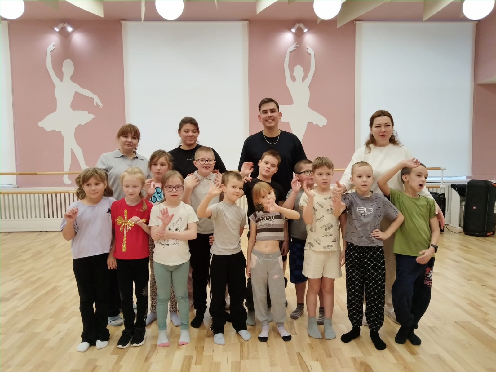 Танцуют все!