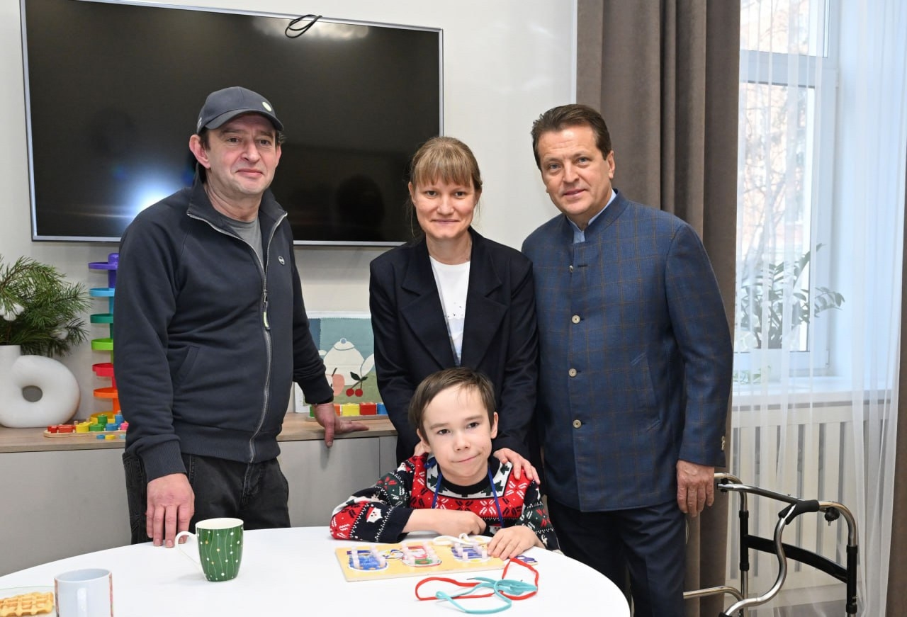 Константин Хабенский в гостях у инклюзивного центра «Тылсым»